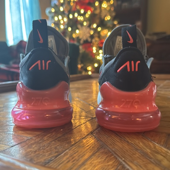 LIKE NEW! Nike Air Max 270 - Picture 5 of 16